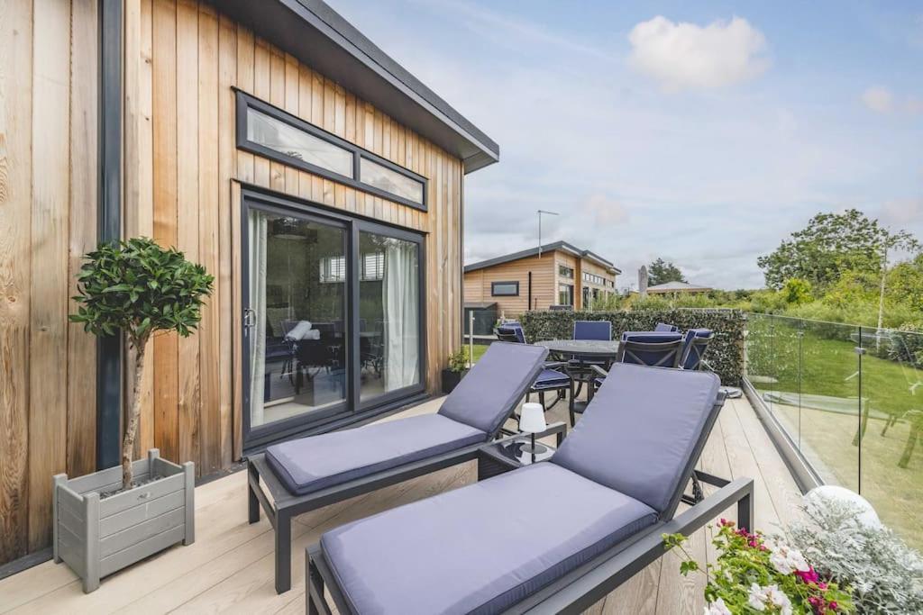 Luxury Lodge With Hot Tub In Windsor Marina Exterior foto